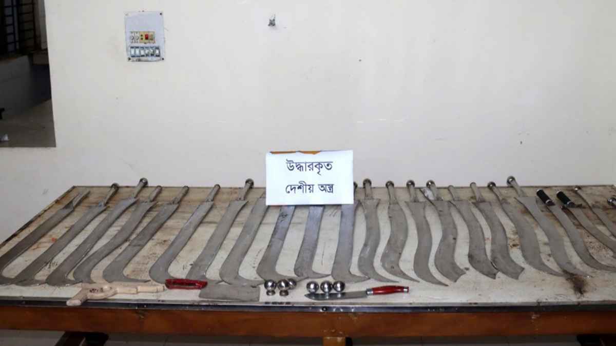 চাঁদপুরের পুরান বাজার থেকে বিপুল পরিমাণ দেশি অস্ত্র উদ্ধার